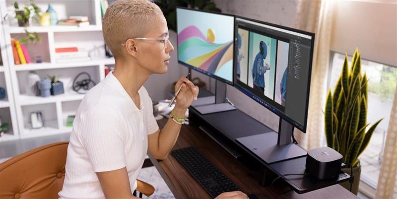 Woman with a HP PC and thunderbolt