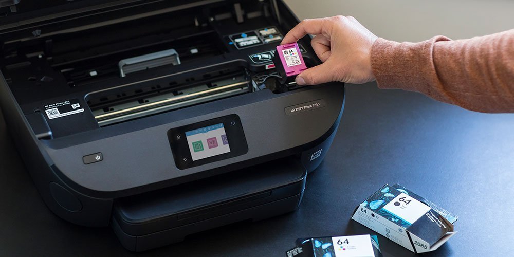 ตลับหมึก HP Deskjet ถูกใส่เข้าไปในเครื่องพิมพ์